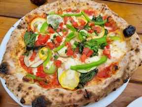 Une pizza napolitaine aux légumes chez Bleuetière Marland à Sainte-Marie, Qué.  (RUTH ​​DEMIRDJIAN DUENCH)