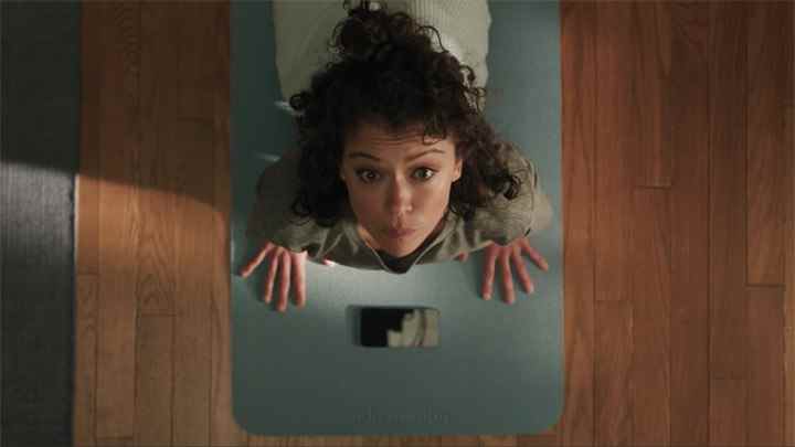 Jennifer Walters de Tatiana Maslany fait du yoga dans She-Hulk: Attorney at Law