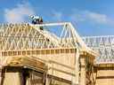 Un travailleur de la construction travaille sur une nouvelle maison en construction dans une banlieue située au nord de Toronto à Vaughan.