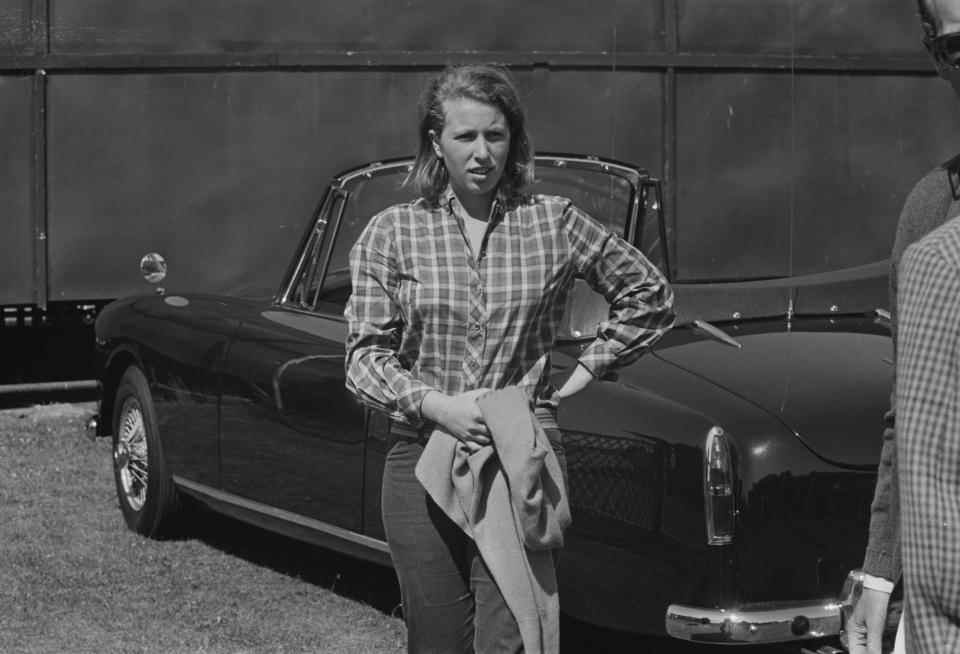 La princesse Anne au Windsor Great Park pour regarder son père, le prince Philip, jouer au polo, en 1967. (Getty Images)