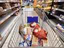 Un panier rempli dans un supermarché à Ahlen, dans l'ouest de l'Allemagne. 