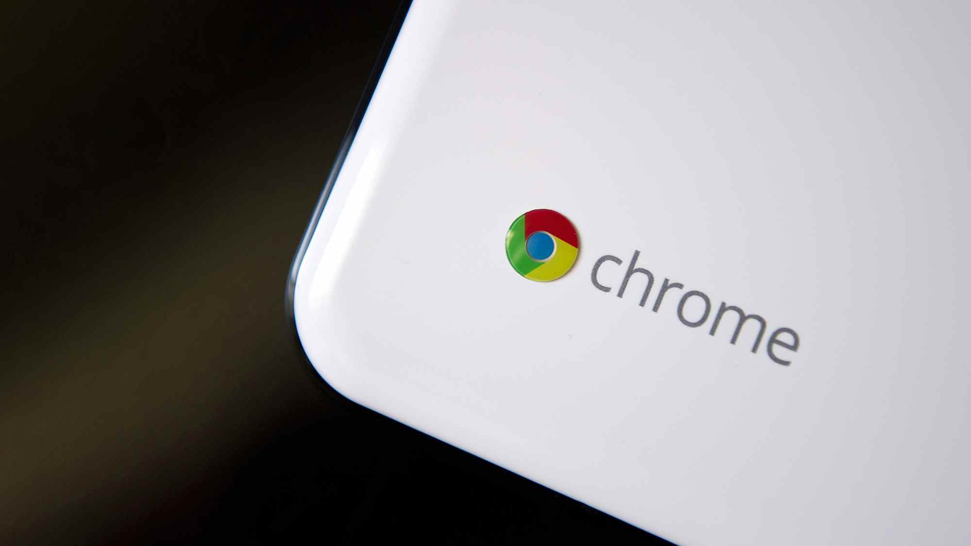 Gros plan du logo Chrome sur un Chromebook