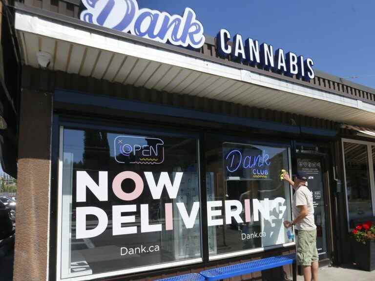 Après une vague de vols, les magasins de cannabis de l’Alberta ne sont plus tenus de bloquer leurs fenêtres.  L’Ontario est-il le prochain?