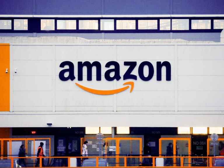 Amazon va facturer des frais supplémentaires à certains vendeurs pendant la période des fêtes