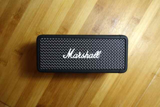 Marshall's Emberton offre un son puissant pour un haut-parleur Bluetooth compact.