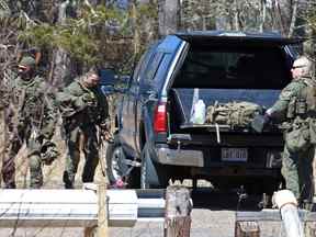 Des membres de la Gendarmerie royale du Canada sont photographiés alors qu'ils participent à l'enquête à la suite de la fusillade de 22 personnes en Nouvelle-Écosse en avril 2020.