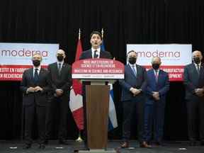 Le premier ministre Justin Trudeau prend la parole lors d'une annonce sur l'ouverture d'une installation de production et de recherche de vaccins Moderna à Montréal, le vendredi 29 avril 2022.