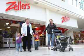 Des acheteurs passent devant le magasin Zellers du Woodbine Centre à Etobicoke le 26 mai 2011.