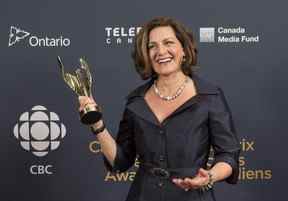 Lisa LaFlamme détient son prix de la meilleure présentatrice de nouvelles aux Canadian Screen Awards à Toronto le 1er mars 2015.