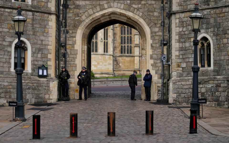 La police garde la porte Henri VIII du château de Windsor – AP