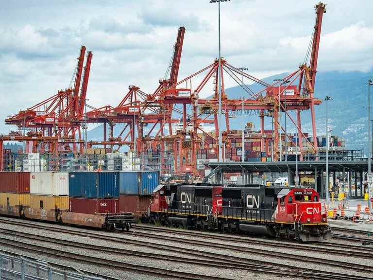 Les goulots d’étranglement du port de Vancouver s’atténuent, mais la cargaison reste bloquée pendant des jours