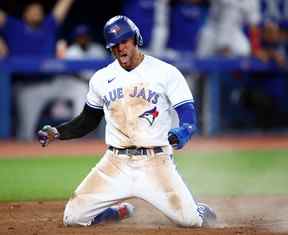 George Springer des Blue Jays célèbre après avoir marqué un point sur un doublé de Santiago Espinal lors de la septième manche contre les Orioles de Baltimore.  VAUGHN RIDLEY/GETTY IMAGES