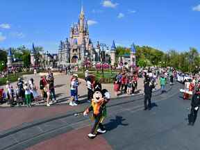 Mickey Mouse salue les fans lors d'un défilé au Walt Disney World Resort le 3 mars 2022 à Lake Buena Vista, en Floride.