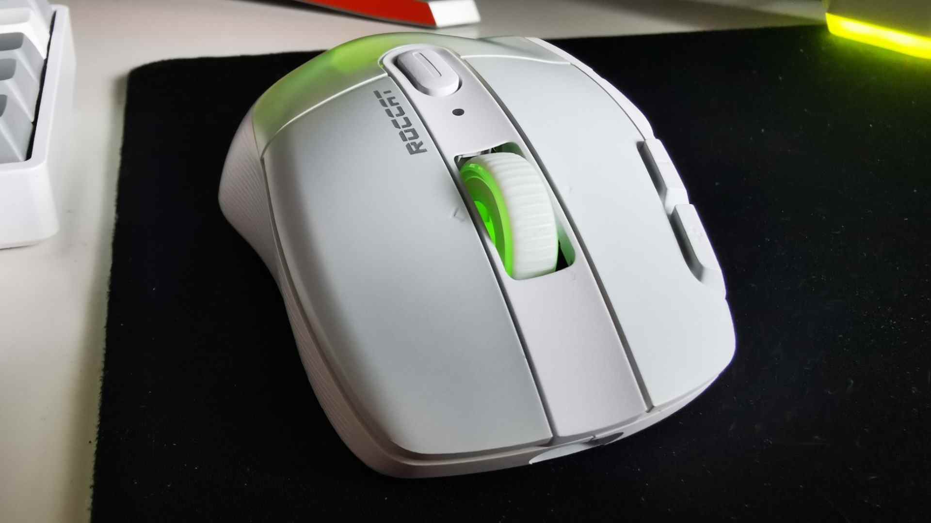 Souris de jeu Roccat Kone XP Air avec boutons face à la caméra et lumières RVB vertes