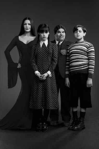 Catherine Zeta-Jones comme Morticia Addams, Jenna Ortega comme mercredi Addams, Luis Guzmán comme Gomez Addams, Issac Ordonez comme Pugsley Addams mercredi