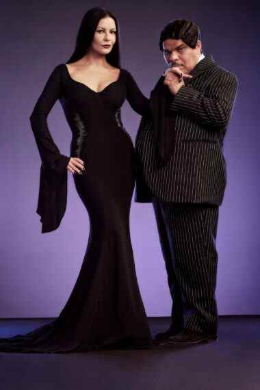 Catherine Zeta-Jones comme Morticia Addams, Luis Guzmán comme Gomez Addams mercredi