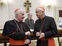 Le cardinal Marc Ouellet, à gauche, s'entretient avec le cardinal Vincent Nichols, avant le début d'un événement au Vatican le 12 octobre 2019. Québec Le cardinal Marc Ouellet a été accusé d'agression sexuelle dans le cadre d'un recours collectif contre l'Église catholique au Québec.