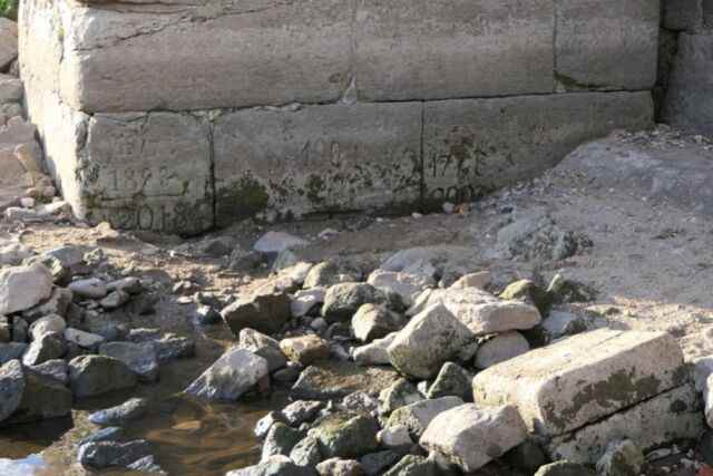 Pierre de la faim à Dresden-Pillnitz, près des escaliers du sphinx occidental du château de Pillnitz.  Les inscriptions enregistrent des sécheresses dans les années 1778, 1893, 1904, 2003, 2018.