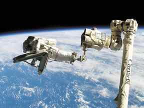 Le Canadarm dans l'espace.