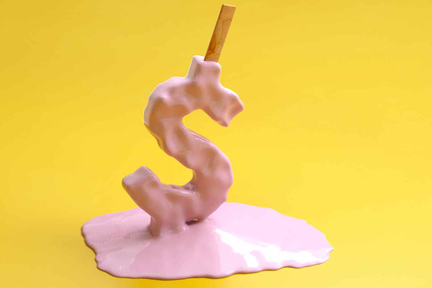 Image générée numériquement de popsicle rose en forme de signe DOLLAR fondant sur fond jaune.  Notion d'inflation.