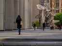 Piétons dans le quartier financier de New York. 