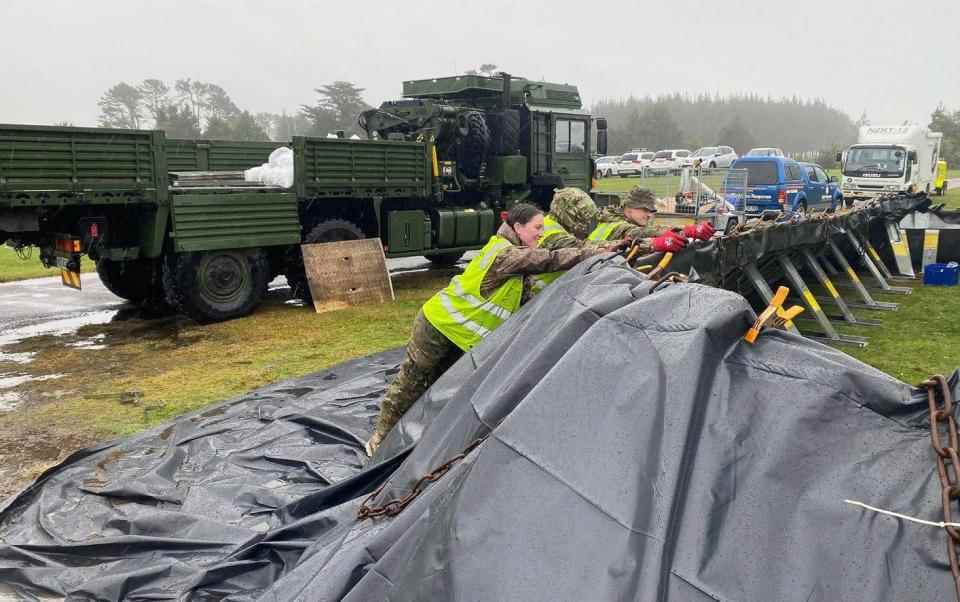 Travailleurs érigeant des défenses contre les inondations à Westport mercredi - REUTERS