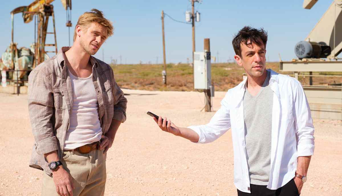 BJ Novak tient un téléphone pour enregistrer la voix de Boyd Holbrook dans Vengeance