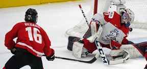 Connor Bedard d'Équipe Canada marque sur le gardien de but de l'équipe tchèque Tomas Suchanek lors de la demi-finale du Championnat du monde junior 2022 de la Fédération internationale de hockey sur glace le vendredi 19 août 2022. Le tournoi se déroule du 9 au 20 août 2022 à Rogers Place à Edmonton , Canada.