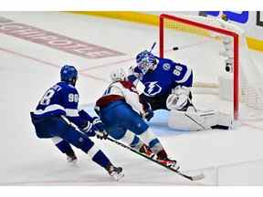 Nazem Kadri marque en prolongation du match 4 de la série éliminatoire de l'Avalanche du Colorado contre le Lightning de Tampa Bay à l'Amalie Arena le 22 juin.