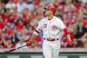 Le joueur de premier but des Cincinnati Reds Joey Votto (19 ans) réagit après un appel en troisième manche contre les Cardinals de St. Louis au Great American Ball Park le 22 avril 2022.