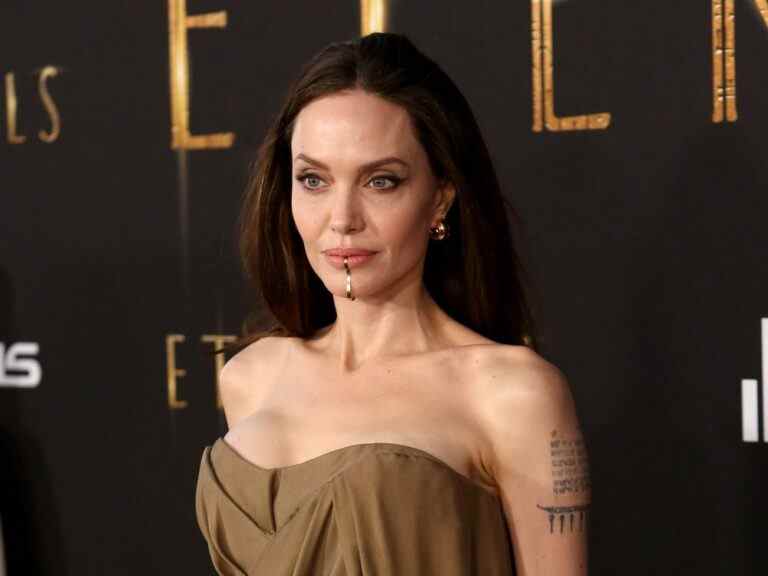 Angelina Jolie photographiée avec des « ecchymoses » après l’agression présumée d’un avion à réaction par Brad Pitt