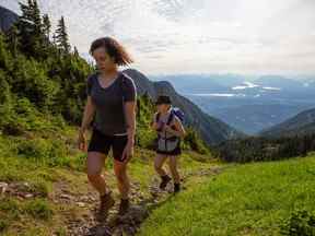 ATTENTION A LA MARCHE!  De plus en plus de Canadiens sortent pour explorer la nature sauvage du pays et se retrouvent à la recherche d'un endroit pour se soulager.