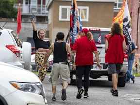 Des partisans du peuple uni du Canada (TUPOC) devant l'ancienne église St. Brigid's dans la Basse-Ville, le dimanche 21 août 2022.