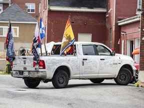 Un camion arborant des slogans de liberté stationné à l'ancienne église de la Basse-Ville, le dimanche 21 août 2022.