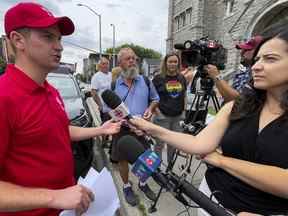 Le directeur du Peuple uni du Canada (TUPOC), William Komer, prend la parole à l'extérieur de l'ancienne église St. Brigid dans la Basse-Ville.