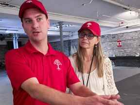 Les directeurs du Peuple uni du Canada (TUPOC), William Komer et Diane Nolan, s'entretiennent avec des membres des médias dans le sous-sol de l'ancienne église St. Brigid's dans la Basse-Ville le dimanche 21 août 2022.