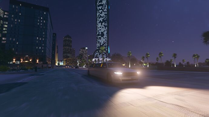 Une limousine conduit dans une rue de la ville la nuit à Saints Row.