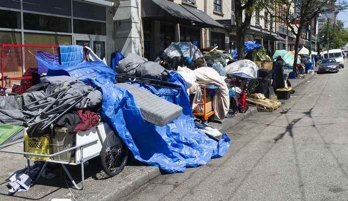 Quatre hommes inculpés après que la police a déclaré que des armes à feu avaient été trouvées dans la ville de tentes de Vancouver