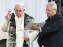 Le pape François assiste à un programme public avec les traditions inuites sur une place à l'extérieur de l'école primaire Nakasuk à Iqaluit, Nunavut, Canada le 29 juillet 2022. REUTERS/Carlos Osorio