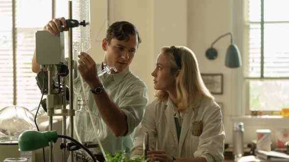 Lessons in Chemistry: Apple TV + taquine un drame avec Brie Larson (Photos) Lessons in Chemistry arrive bientôt sur Apple TV +.  Le service de streaming a publié les premières photos du drame mettant en vedette Brie Larson.  Apple TV + en a révélé plus sur le drame dans un communiqué de presse.  