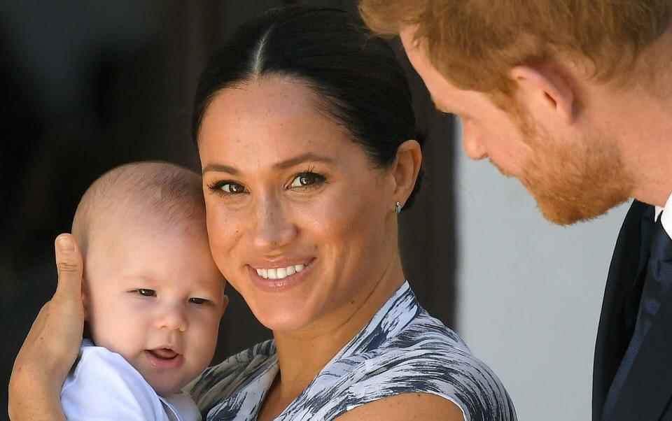 Le duc et la duchesse de Sussex tenant leur fils, Archie, lors d'une rencontre avec l'archevêque Desmond Tutu au Cap - Toby Melville/PA