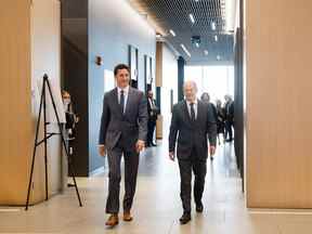 Le premier ministre Justin Trudeau, à gauche, et le chancelier allemand Olaf Scholz arrivent pour le Forum des affaires canado-allemand à Toronto, le 23 août 2022.