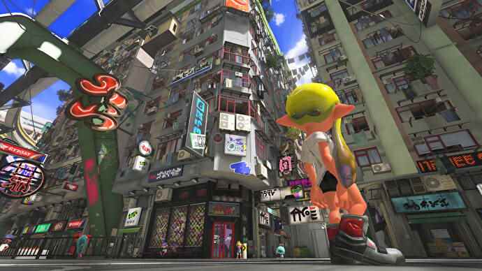 Un joueur lève les yeux vers la zone principale de la ville dans Splatoon 3