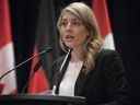 La ministre canadienne des Affaires étrangères Mélanie Joly prend la parole lors d'une conférence de presse au Centre Sheraton de Montréal, Québec, Canada, le 3 août 2022, lors d'une visite diplomatique de son homologue allemande Annalena Baerbock.