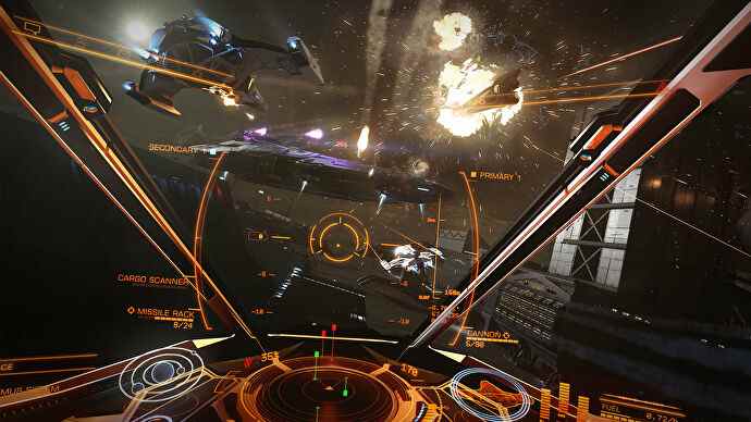 Une vue à la première personne d'un cockpit de vaisseau spatial engagé dans une bataille spatiale dans Elite Dangerous