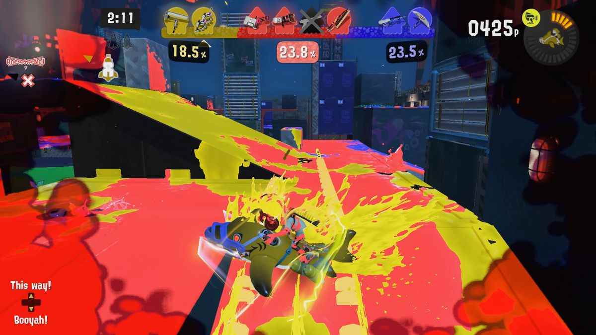 Un joueur chevauche un Reefslider sur un champ de bataille couvert d'encre dans la guerre de territoire tricolore à trois dans Splatoon 3