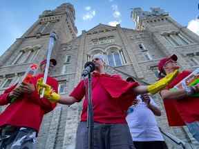 OTTAWA — Le directeur du TUPOC, William Komer, avec des partisans du pistolet à eau, s'adresse aux membres des médias à l'extérieur de l'ancienne église St. Brigid le jeudi 25 août 2022 — .  ERROL MCGIHON, Postmédia