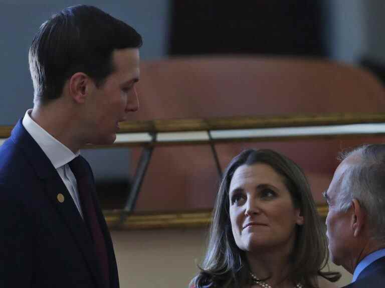 « Lorsque vous êtes menacé par un intimidateur, la réponse n’est pas de céder », déclare Freeland après avoir critiqué le livre de Kushner