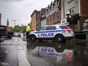 OTTAWA — La police d'Ottawa enquêtait sur une fusillade nocturne au marché By sur la rue York, le vendredi 26 août 2022. ASHLEY FRASER, POSTMEDIA