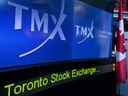 La signalisation du Groupe TMX Inc. est affichée sur un écran dans le centre de diffusion de la Bourse de Toronto (TSX) à Toronto.